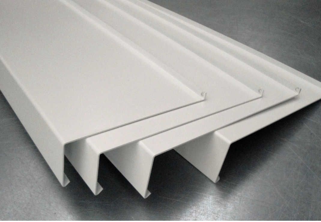 Parapety aluminiowe białe w różnych szerokościach
