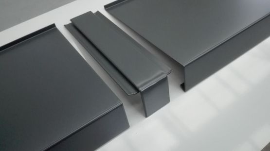 Połączenie parapetów aluminiowych prostych